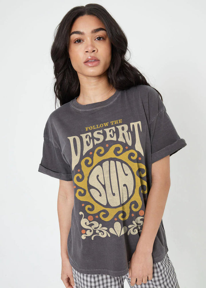 Suivez le t-shirt graphique Desert Sun Boyfriend - Vintage Black | Fille dangereuse