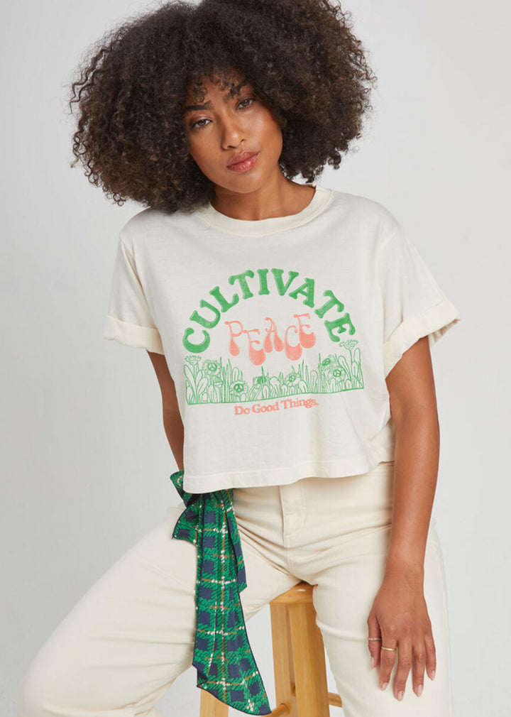 T-shirt graphique Cultivate Peace Crop Boyfriend - Blanc cassé | Fille dangereuse