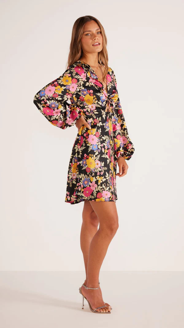 Mini-robe en satin Emira - Noir fleuri | Minkpink