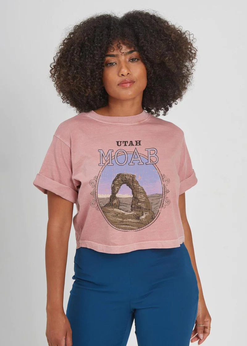 T-shirt graphique Moab Crop Boyfriend - Rose poussiéreux | Girl Dangerous