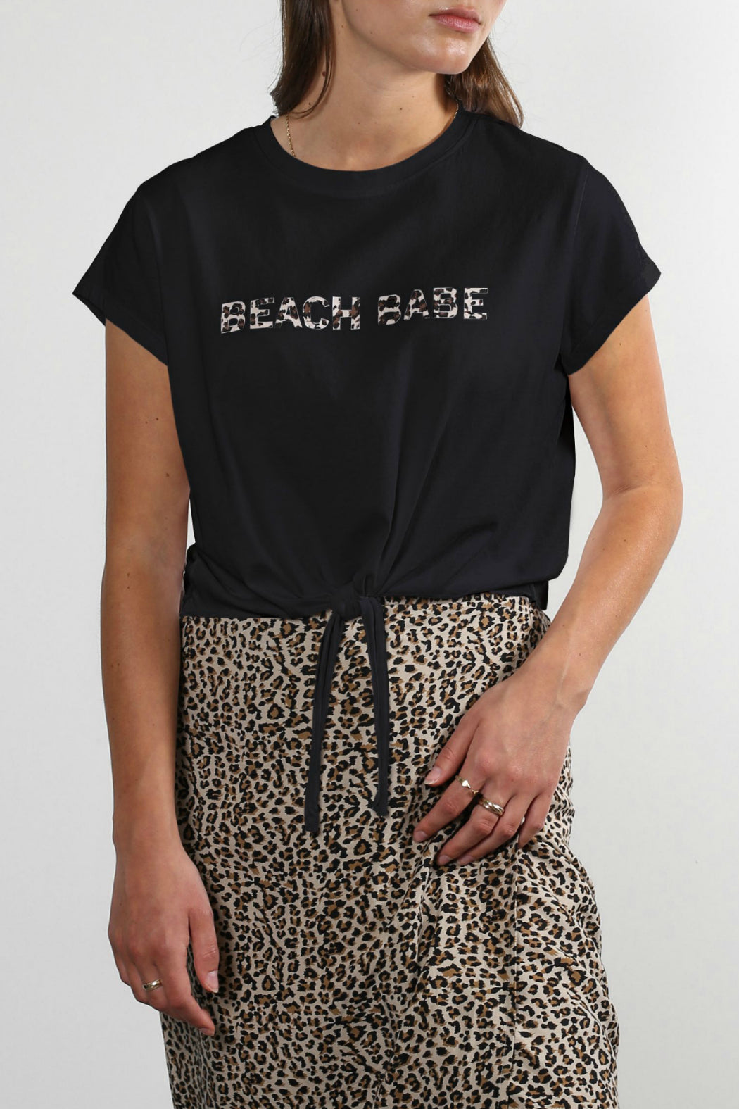 Le T-shirt « BEACH BABE » - Noir| Koy Resort x Brunette - Liquidation