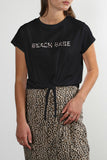 Le T-shirt "BEACH BABE" - Noir| Koy Resort x Brunette